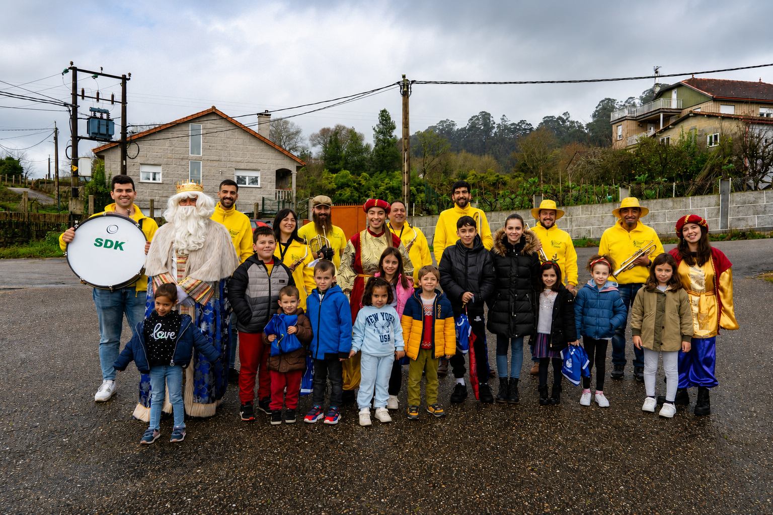 A comitiva dos Reis Magos, acompañada por músicos e nenos da parroquia, durante unha das visitas festivas celebradas en Pías.