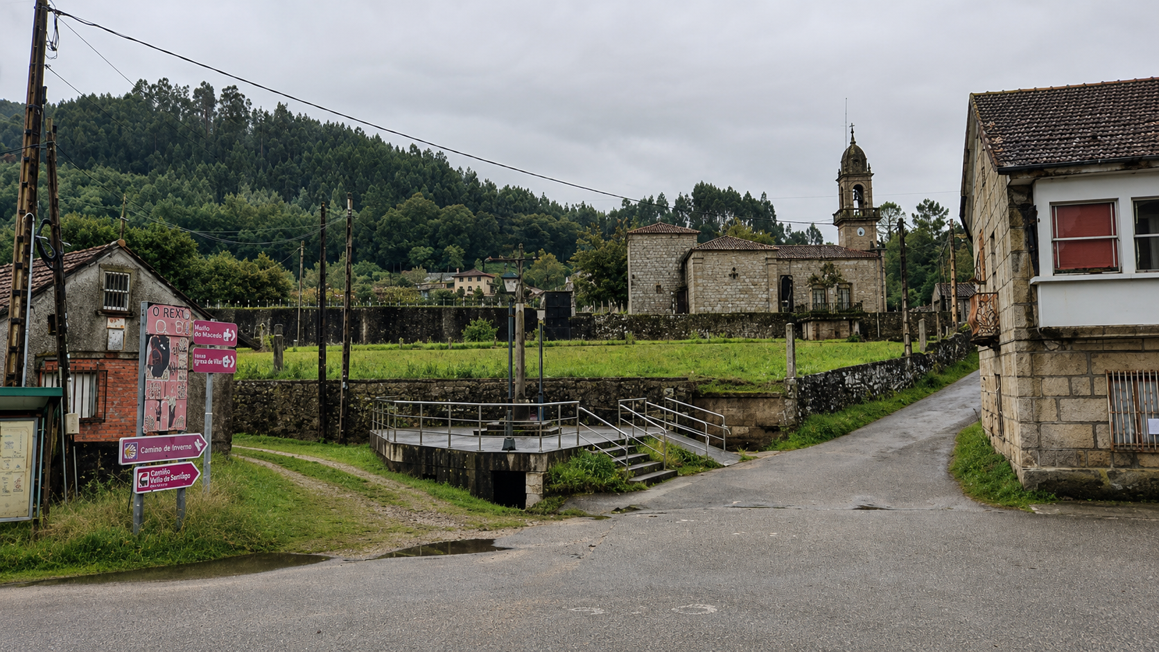 Vista da igrexa de Santa Mariña de Pías, rodeada pola paisaxe rural e polos camiños tradicionais que atravesan a parroquia.