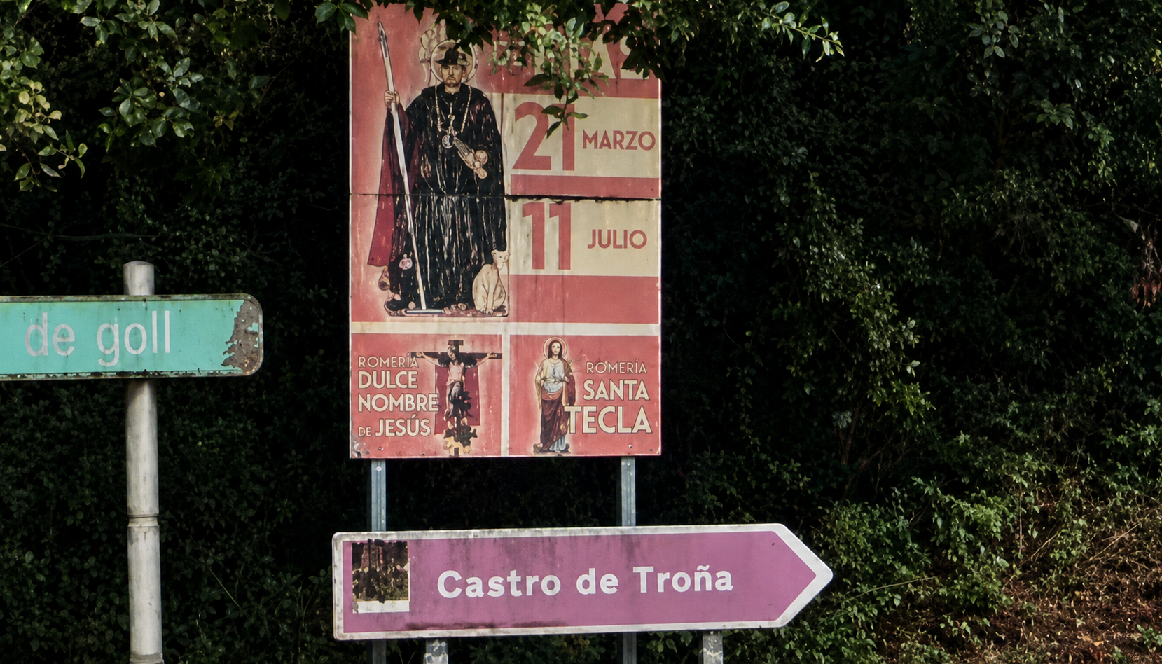 Sinalización de acceso ao Castro de Troña e ás romarías tradicionais de Pías, mostra do patrimonio histórico e relixioso da parroquia.