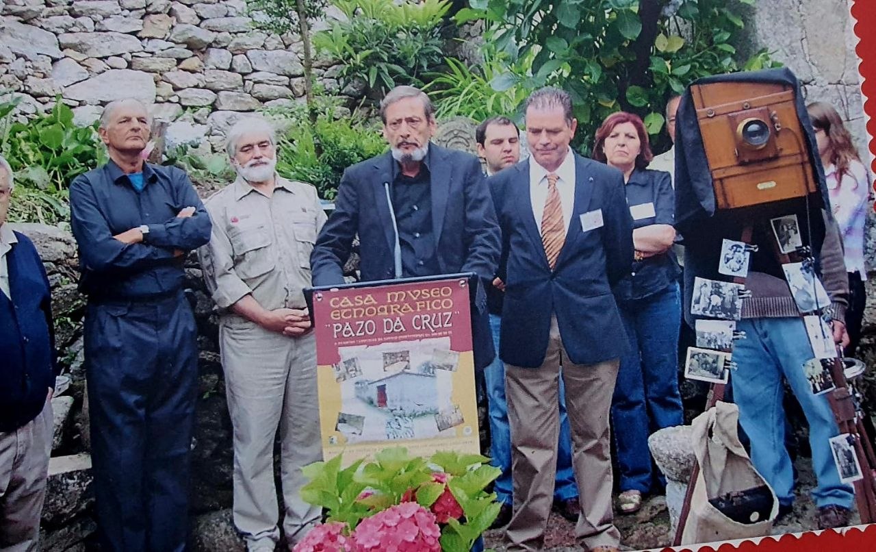 Ángel Maldonado toma la palabra durante la inauguración de la Casa-Museo Etnográfico Pazo da Cruz, celebrada en 2007, en un acto arropado por amigos, colaboradores y defensores del patrimonio rural de Covelo.