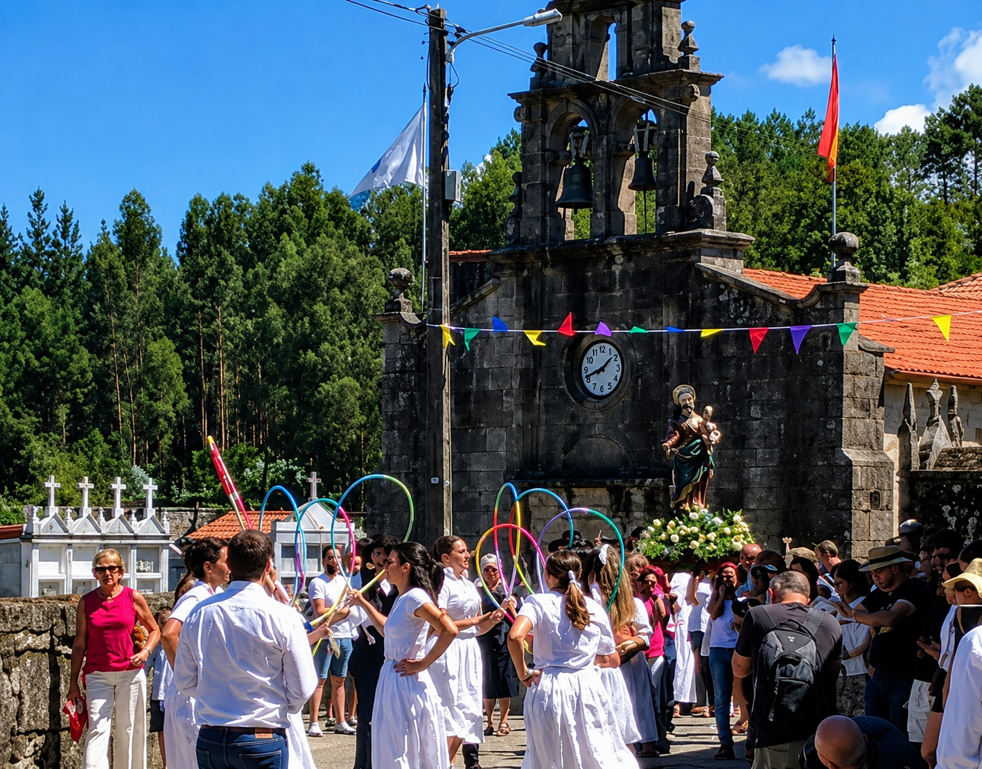 Las tradicionales danzas blancas acompañan la procesión en honor a San Cibrán ante la iglesia parroquial de Mouriscados, una de las estampas más representativas de las fiestas de la parroquia de Mondariz.