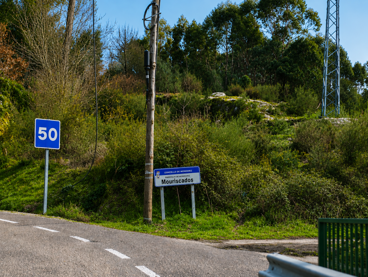 Cartel de entrada á parroquia de Mouriscados, no concello de Mondariz, porta de acceso a un dos territorios con maior riqueza histórica, natural e etnográfica do sur da provincia de Pontevedra.