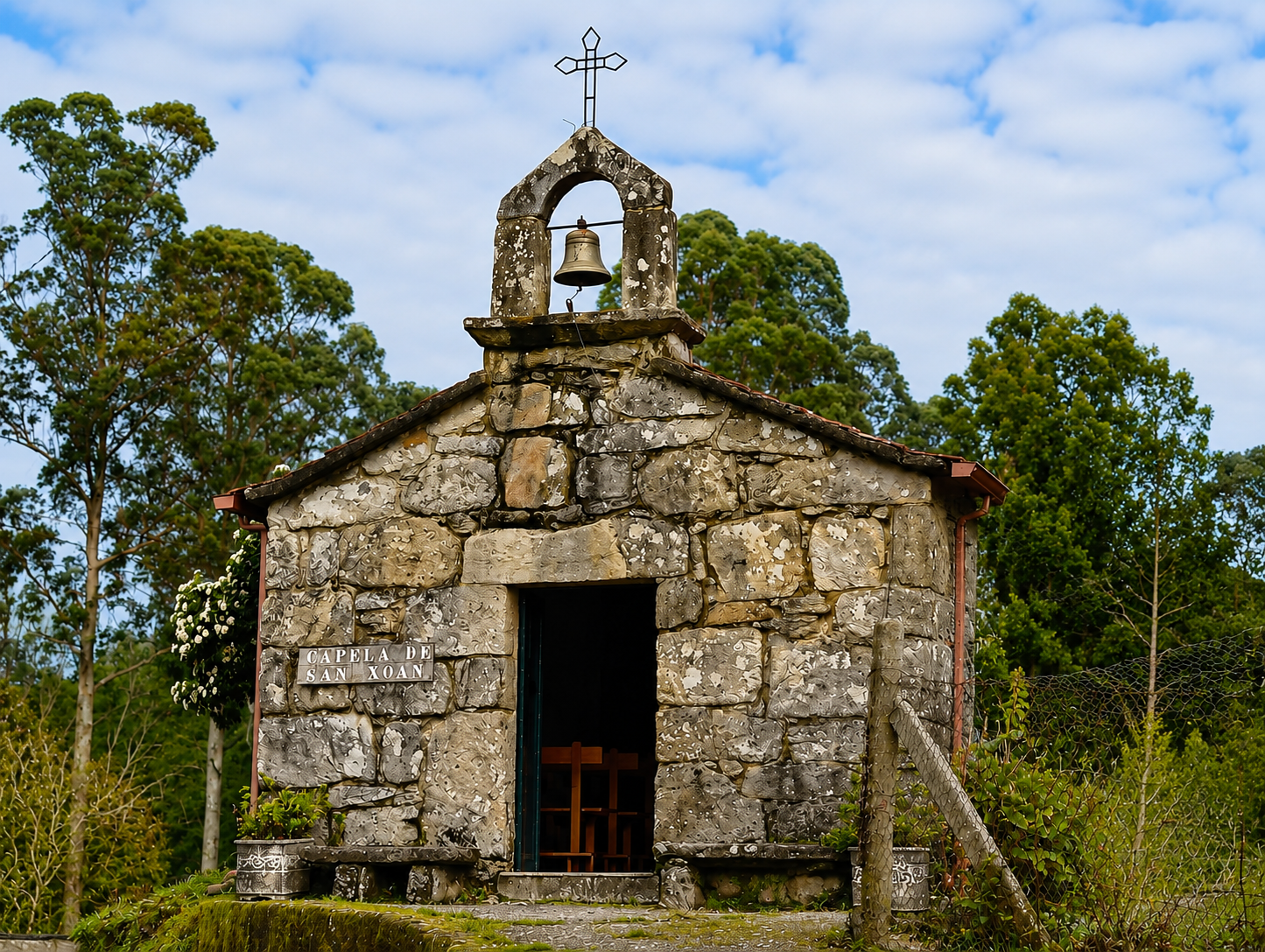 A capela de San Xoán, no lugar de Crespos, é un dos pequenos templos con máis arraigamento popular de Mouriscados e o centro das tradicionais festas de San Xoán que cada ano reúne á veciñanza da parroquia.