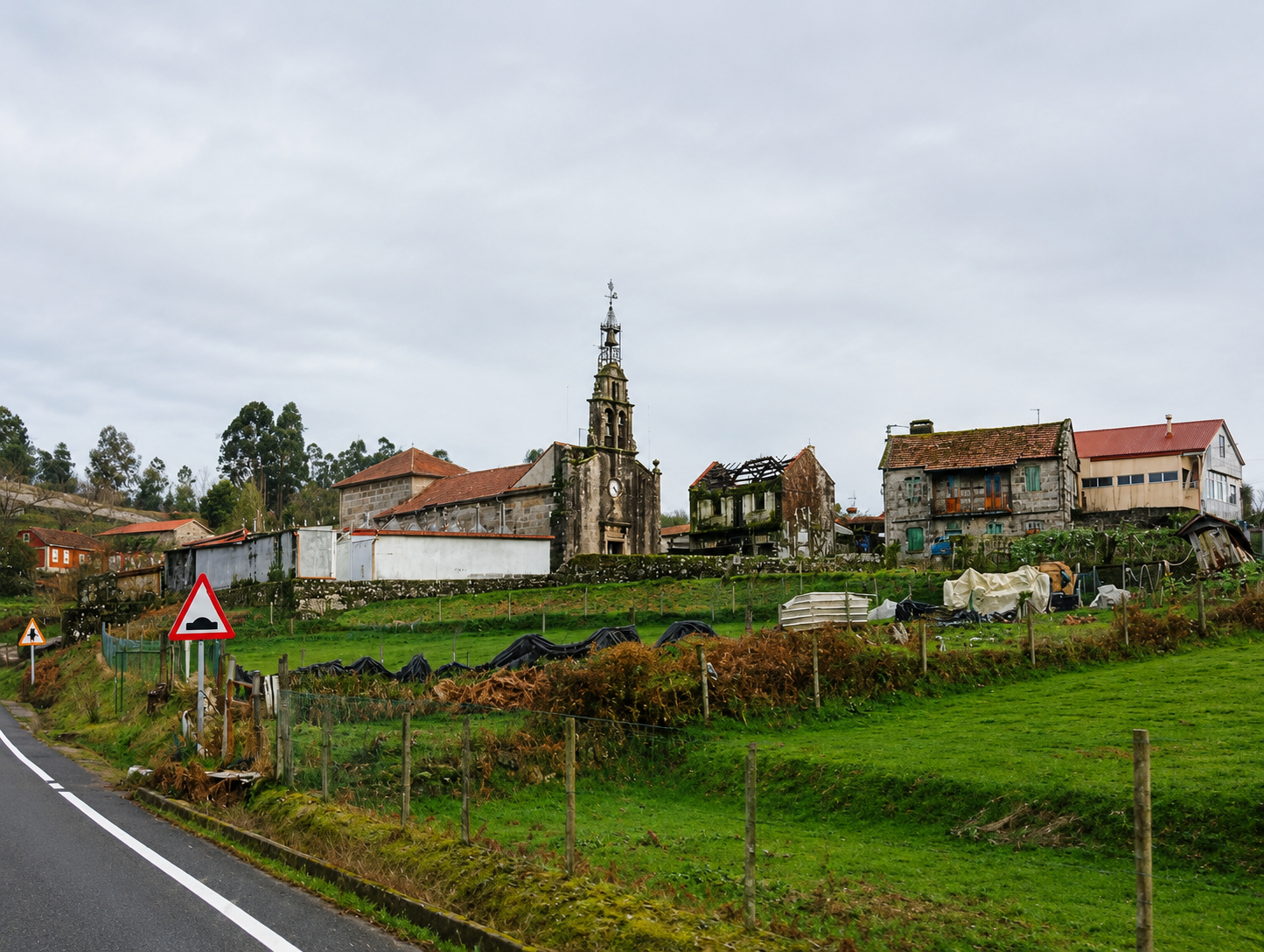 Vista xeral do núcleo de Mouriscados, coa igrexa parroquial de San Cibrán presidindo unha paisaxe rural que conserva a esencia tradicional desta parroquia do concello de Mondariz.