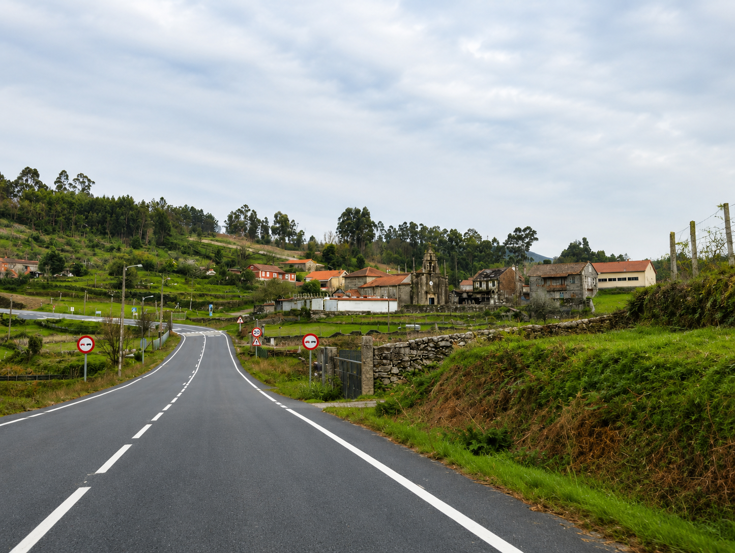 A estrada conduce ata o corazón de Mouriscados, unha parroquia de Mondariz onde a igrexa de San Cibrán e a paisaxe rural seguen marcando a identidade dun territorio fondamente vencellado á tradición e á natureza.