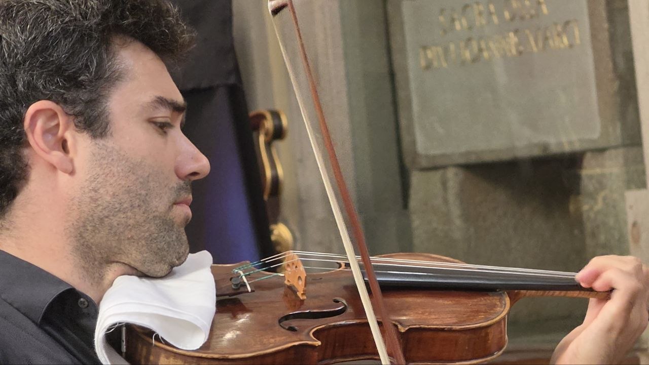 El violinista portugués Francisco Lima interpreta una de las obras de Johann Sebastian Bach durante Pilgrims of Time! With Bach, celebrado en la iglesia de San Marcos, donde la música dialogó con la creación artística en directo.