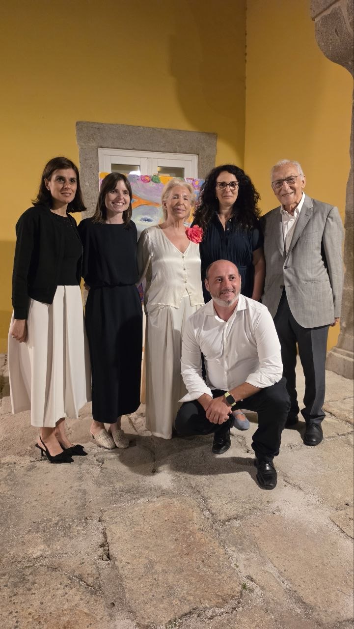 La artista Camen Touza con toda la organización del evento de la Santa Casa de la Misericordia. R.L.