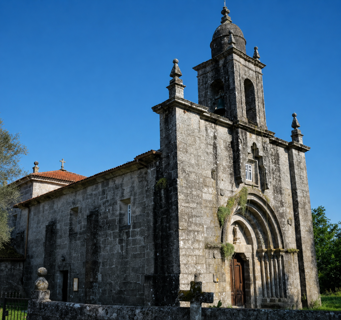 Fachada da igrexa parroquial de San Salvador de Padróns, principal referente patrimonial da parroquia e testemuña de máis de oito séculos de historia.