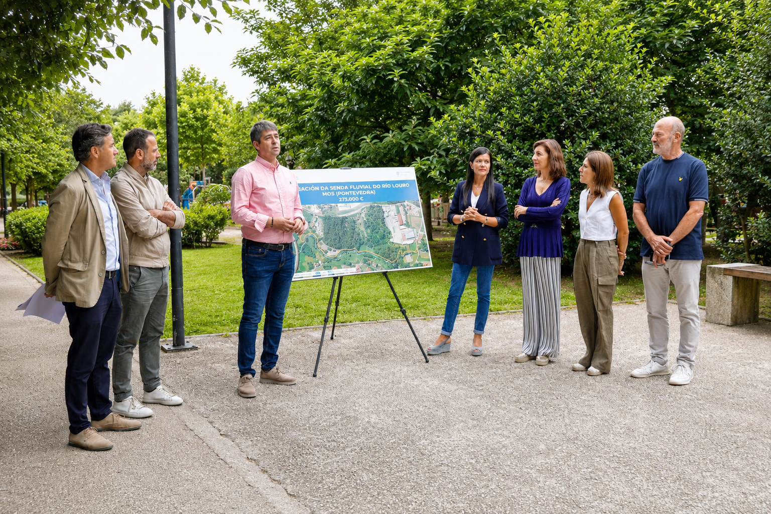 La conselleira de Medio Ambiente e Cambio Climático, Ángeles Vázquez, y la alcaldesa de Mos, Nidia Arévalo, presentaron el proyecto de ampliación de la senda fluvial del río Louro, una actuación de 273.000 euros que permitirá extender el recorrido hasta los cinco kilómetros y reforzar el valor ambiental y turístico de este espacio natural.
