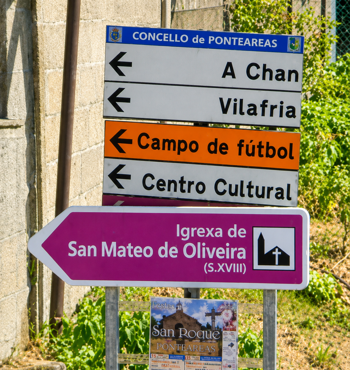A sinalización da parroquia de San Mateo de Oliveira orienta aos visitantes cara aos seus principais lugares e ao seu patrimonio histórico, presidido pola igrexa parroquial do século XVIII.