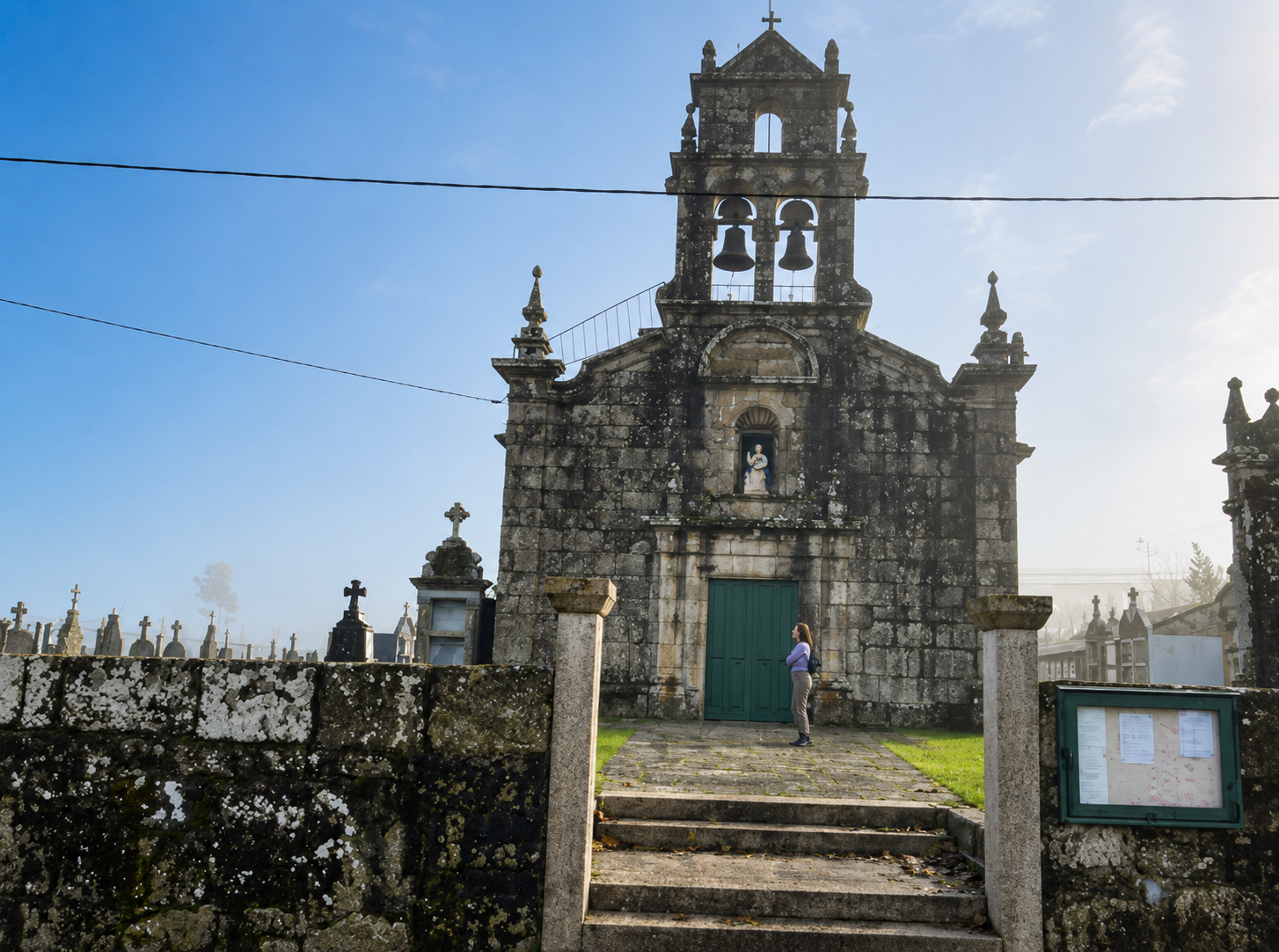 A igrexa parroquial de San Mateo de Oliveira, construída no século XVIII sobre unha antiga necrópole medieval, constitúe un dos principais referentes históricos e patrimoniais desta parroquia de Ponteareas.