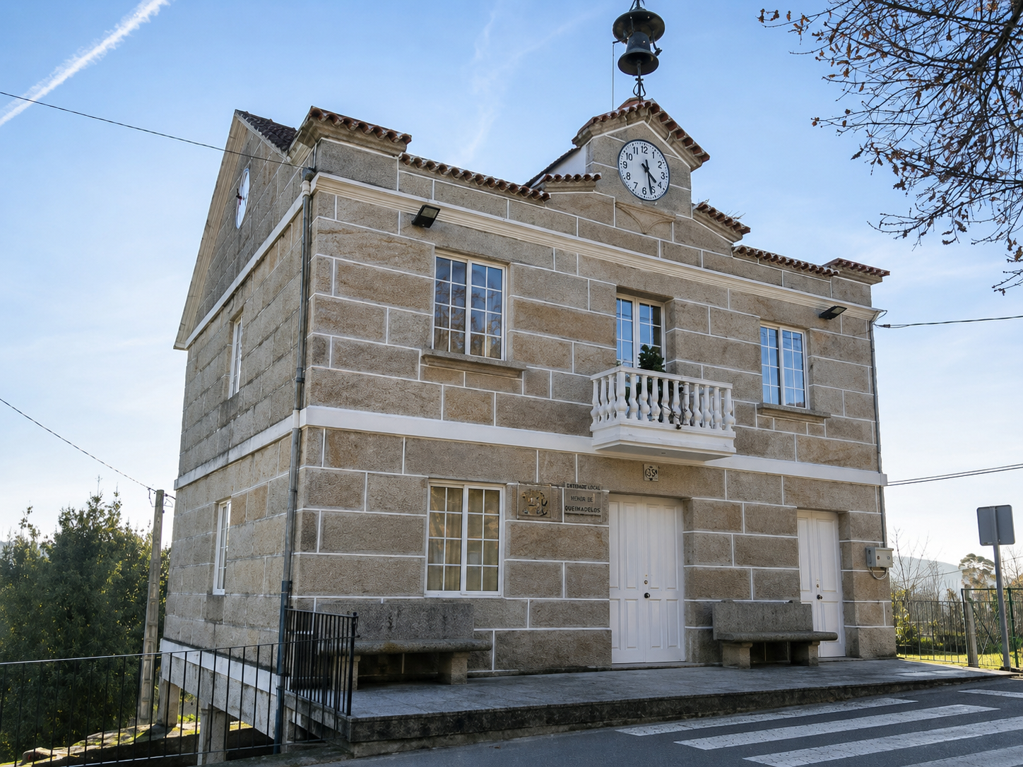 Sede da Entidade Local Menor de Queimadelos, singular edificio de pedra que concentra boa parte da actividade administrativa e veciñal da parroquia.