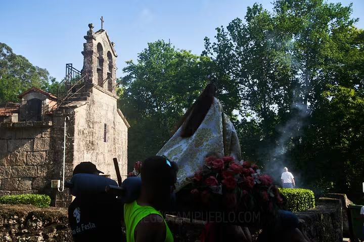 A igrexa parroquial de Queimadelos, engalanada con motivo da tradicional romaría das Pascuillas.
