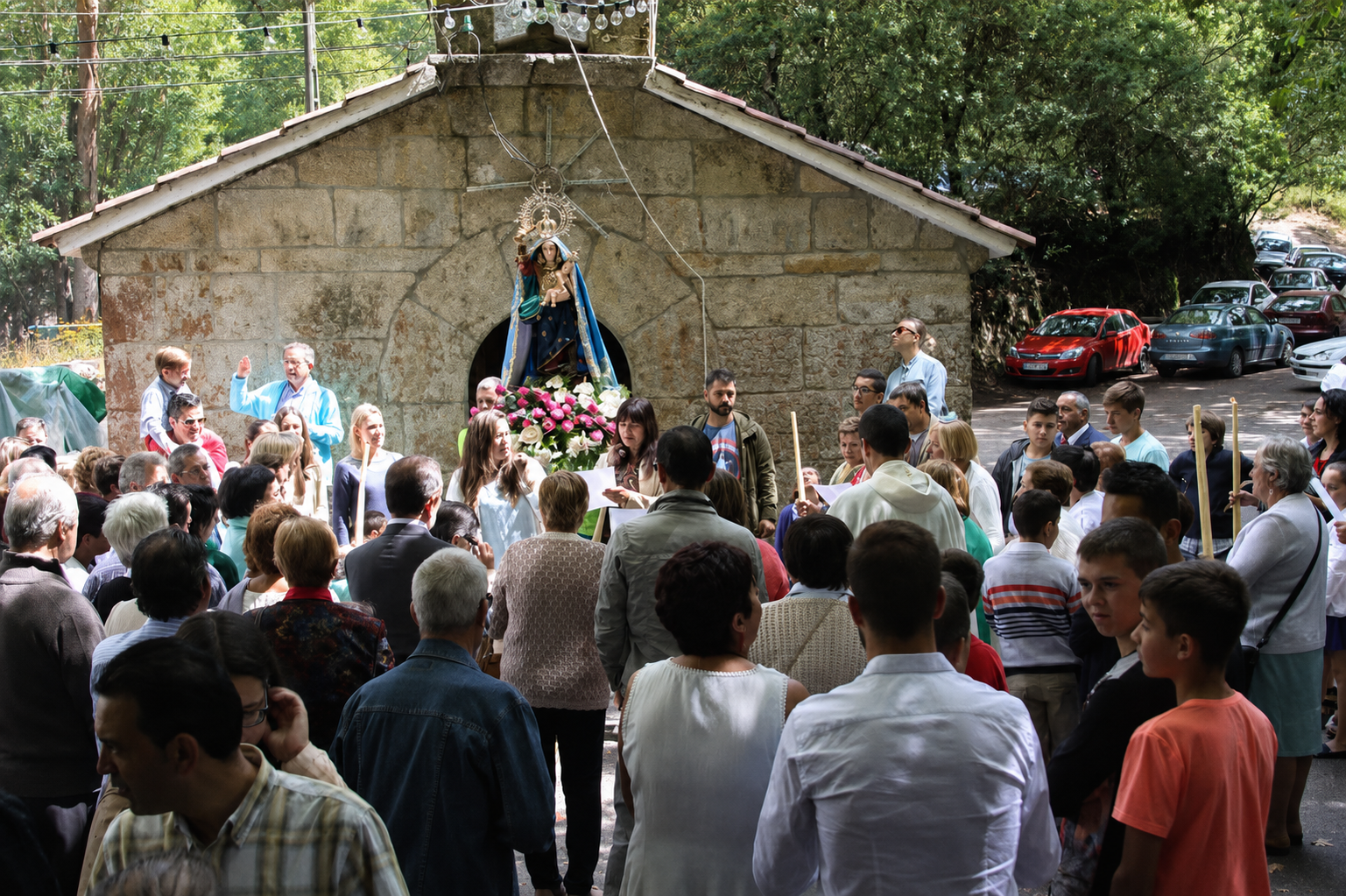 A veciñanza de Oliveira acompaña a imaxe da Virxe do Socorro durante a tradicional procesión da parroquia.