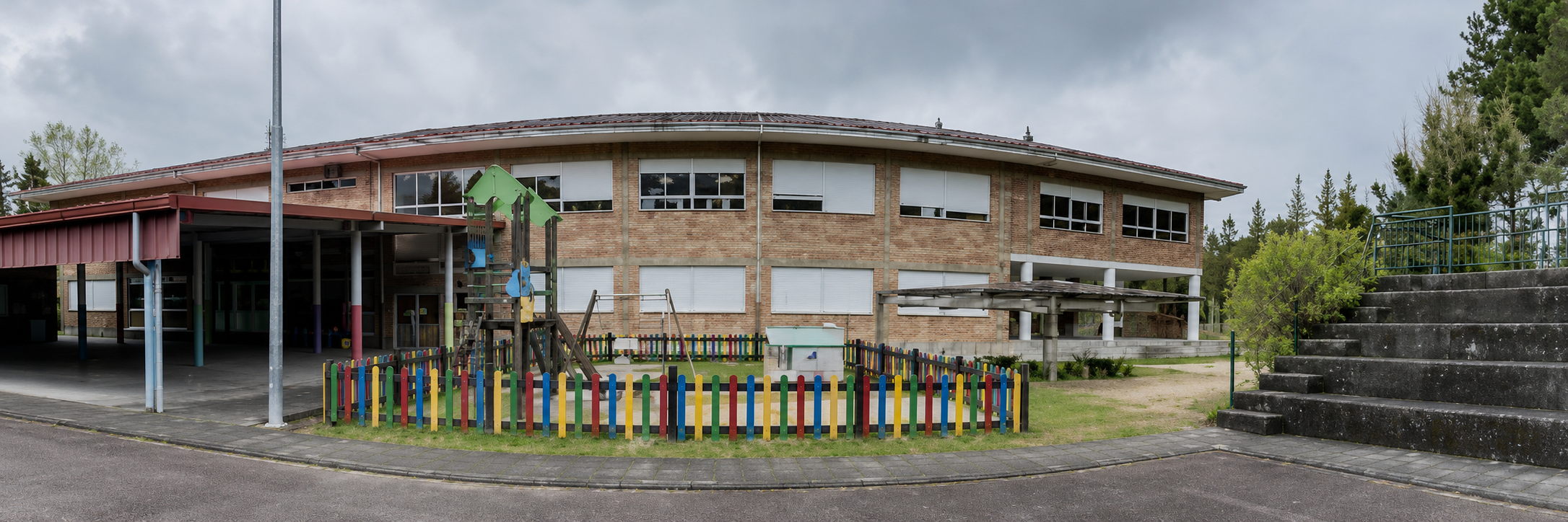 O Colexio Público Plurilingüe Santiago de Oliveira, un dos principais centros educativos e sociais da parroquia.