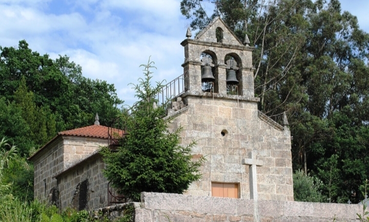 A igrexa parroquial de Santiago de Oliveira, presidida pola súa característica espadana de dous arcos.