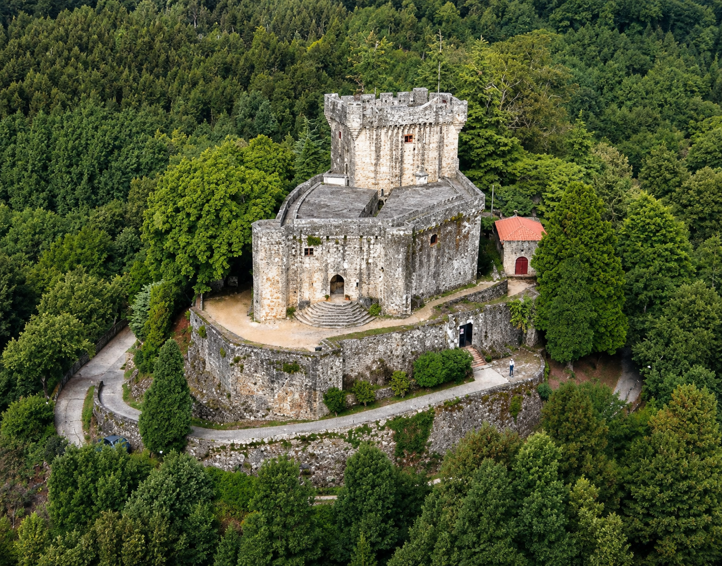 O Castelo de Vilasobroso, coñecido como a «Chave do Antigo Reino de Galicia», érguese no monte Landín como o gran símbolo histórico e patrimonial desta entidade local menor de Mondariz.