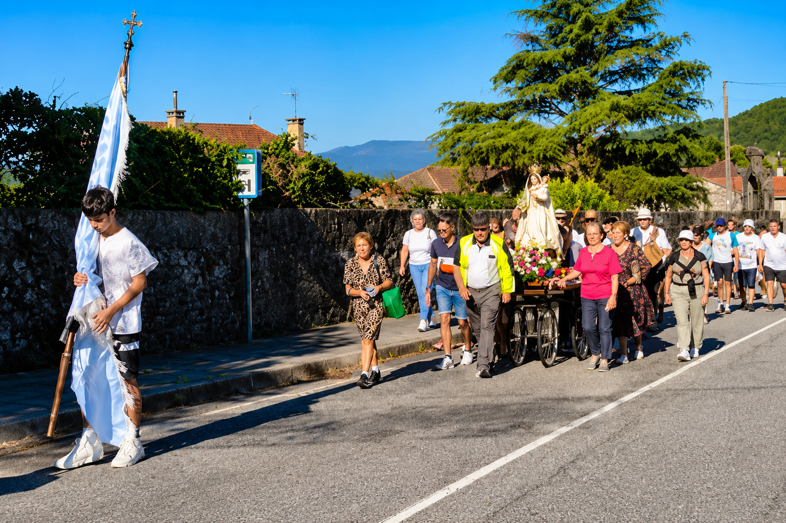 Centos de romeiros acompañan en procesión a Virxe da Guía polas rúas de Maceira camiño da súa capela, nun dos actos máis emotivos e multitudinarios da tradicional Romaría da Guía, unha das celebracións relixiosas e populares máis singulares do concello de Covelo.