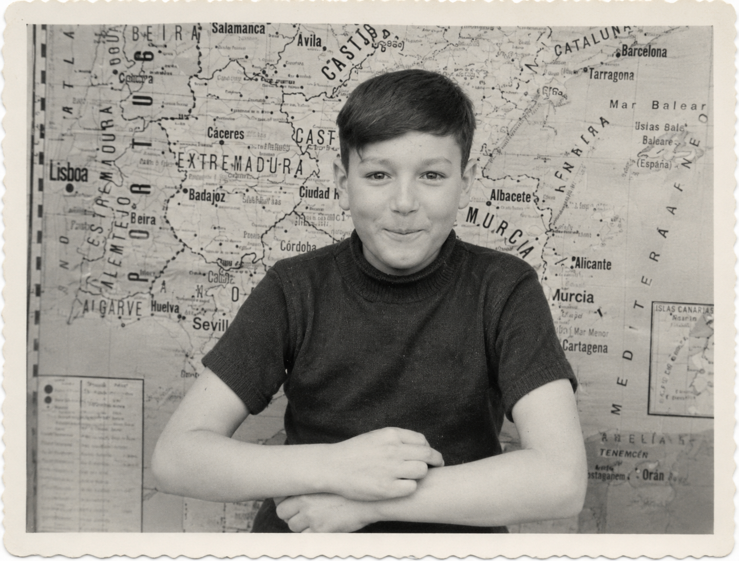 Retrato escolar de Moncho "O Alemán" nos seus primeiros anos de formación, diante dun mapa da Península Ibérica, nunha imaxe que evoca a escola e a infancia do Vigo da posguerra.