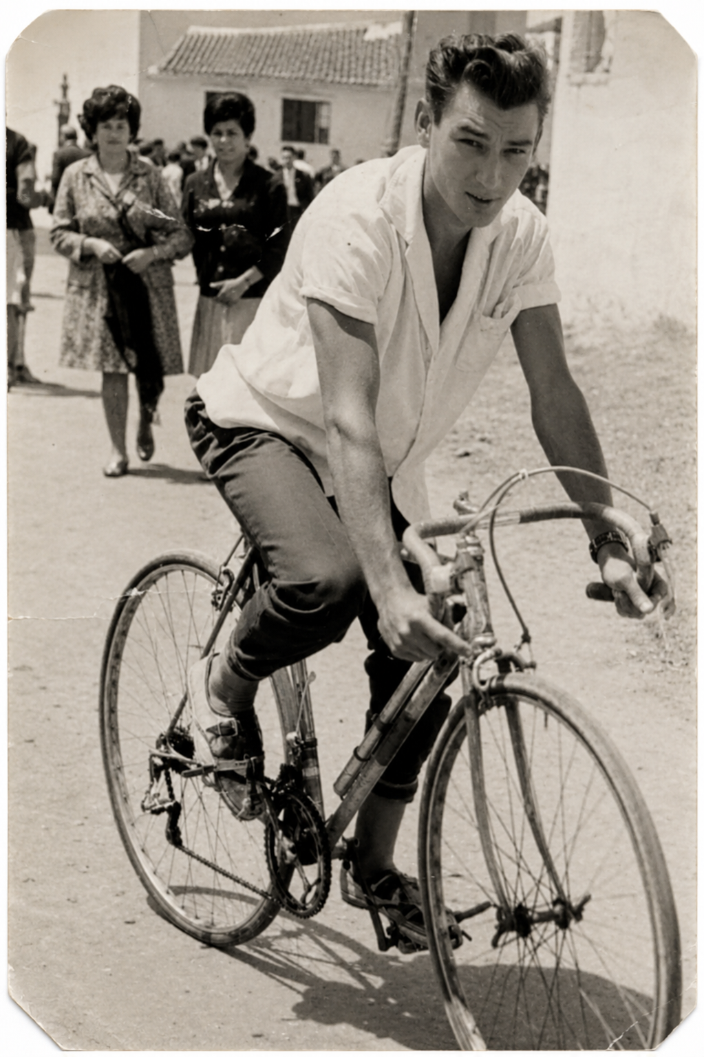 Moncho 'O Alemán', xa adolescente, sobre a súa bicicleta, unha das grandes afeccións da mocidade dunha xeración que medrou facendo do deporte e da rúa o seu espazo de liberdade.