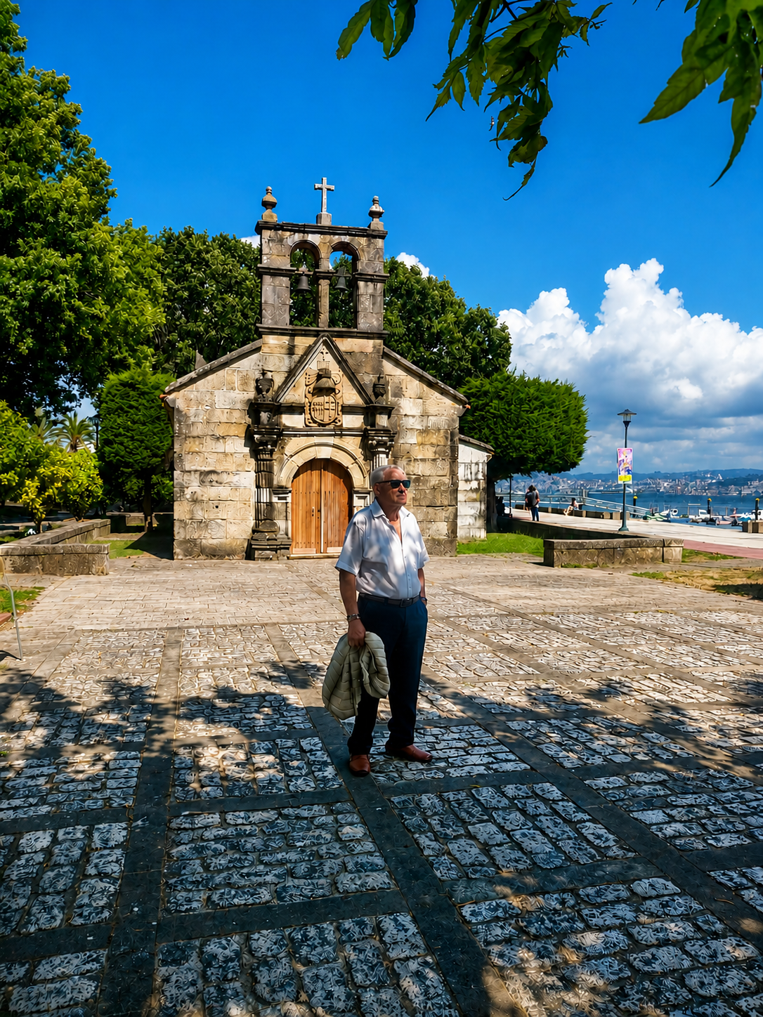 Moncho 'O Alemán', desde a Capela do Hospital, Cangas, contemplando Vigo.