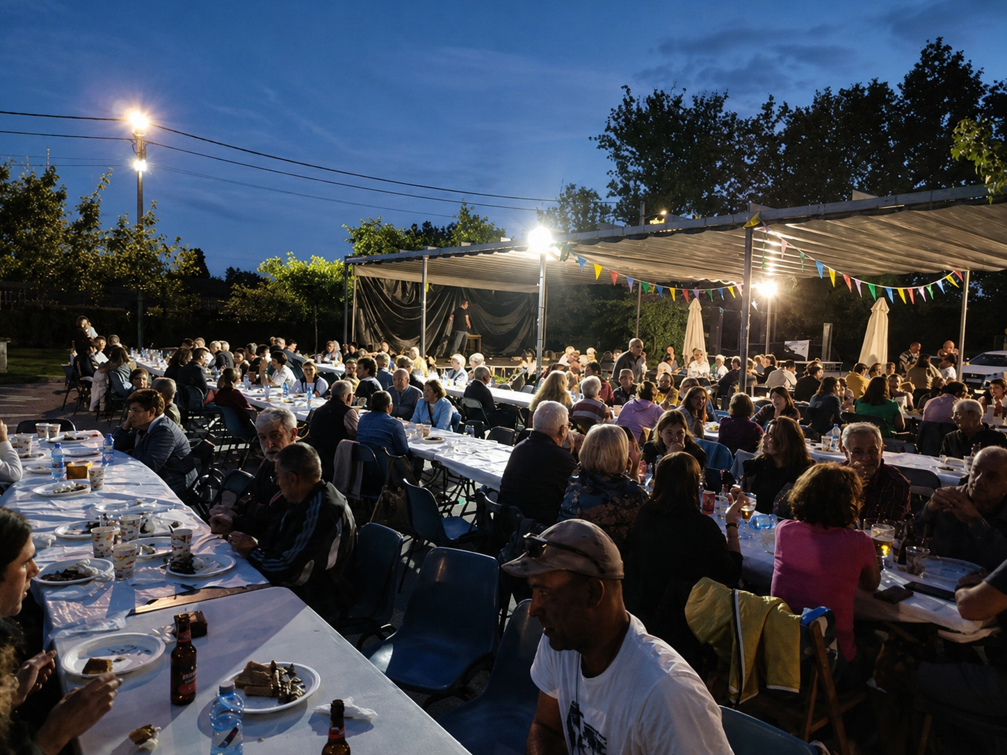 As festas de Arcos reuniron á veciñanza nunha cea popular ao aire libre, nun ambiente de convivencia, música e tradición parroquial.