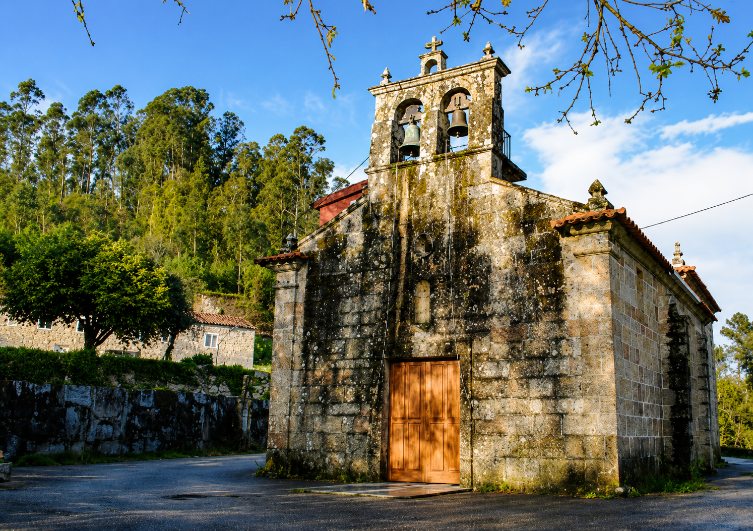 Igrexa parroquial de San Breixo de Arcos, un dos principais referentes patrimoniais e espirituais desta parroquia ponteareá.