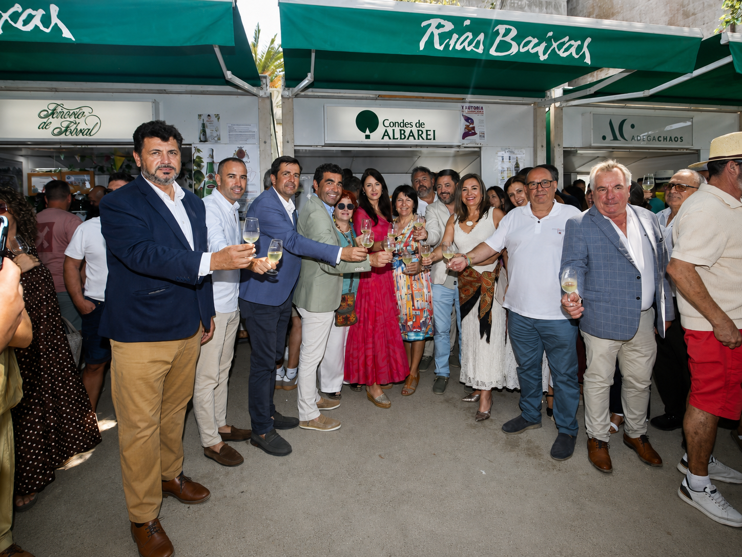 Autoridades y representantes del sector vitivinícola brindan en Cambados durante la inauguración de la Festa do Albariño, escaparate de los vinos de la DO Rías Baixas.