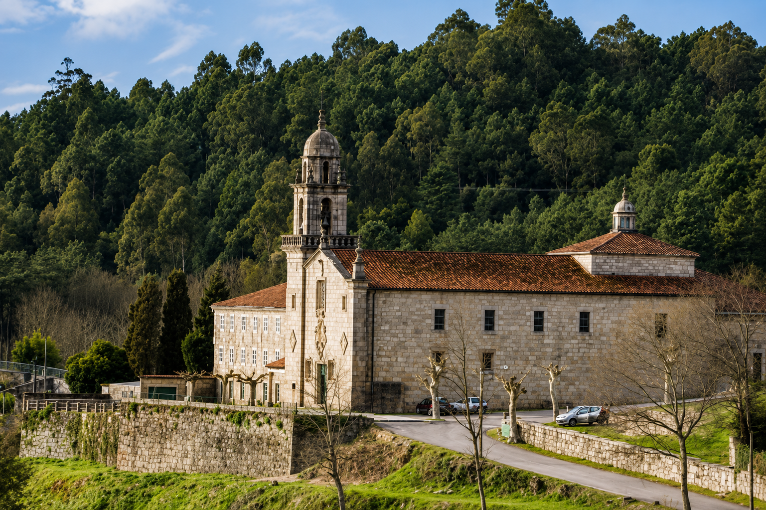 Vista general del histórico convento de Canedo, uno de los conjuntos patrimoniales más representativos de Ponteareas, integrado por la iglesia y las antiguas dependencias monásticas, en un privilegiado entorno natural.