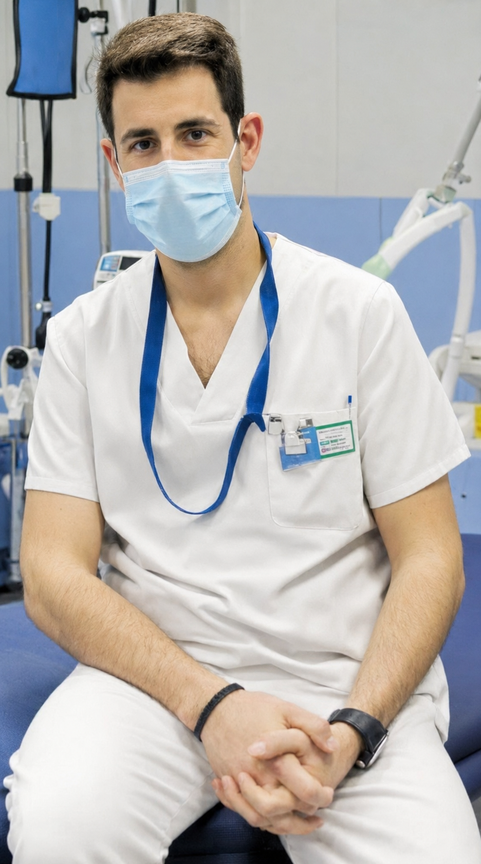 Félix Álvarez, primeiro tenente de alcalde de Covelo e enfermeiro de profesión, durante o seu labor no ámbito sanitario.