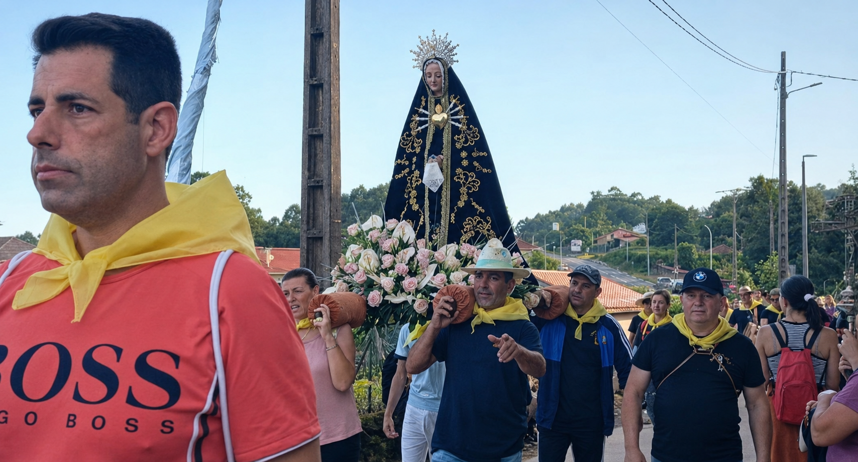 Félix Álvarez, en primeiro plano, acompaña os veciños de Barciademera durante a procesión da Virxe das Dores.