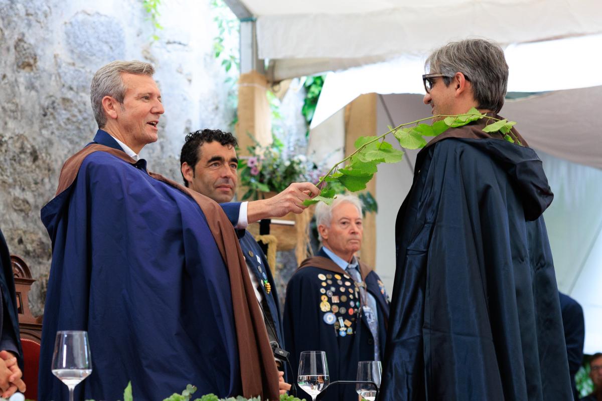Alfonso Rueda coloca una rama de vid al cirujano Diego González Rivas durante su investidura como Caballero del Albariño.