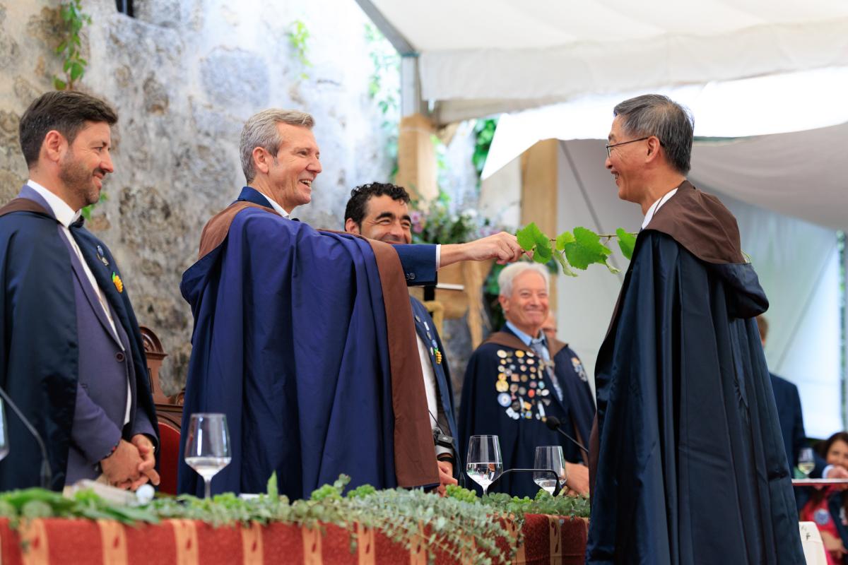 Alfonso Rueda entrega una rama de vid al embajador de China en España, Yao Jing, durante su nombramiento como Caballero del Albariño.
