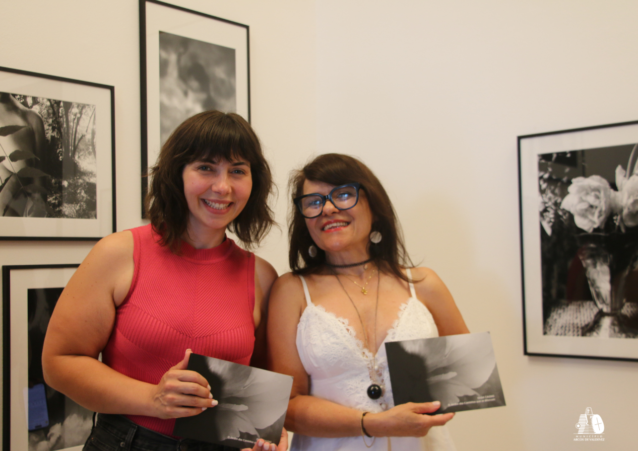 Olga Caldas, junto a la vicepresidenta del Ayuntamiento de Arcos de Valdevez, Emília Cerdeira, durante la inauguración de la exposición.