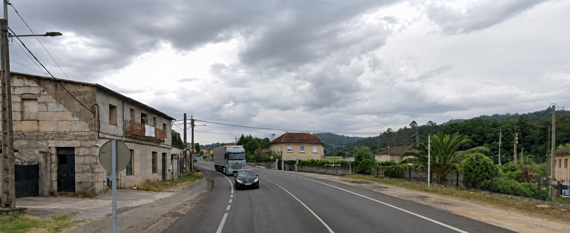 A estrada que atravesa Santa Cristina de Bugarín articula a vida diaria e as comunicacións da parroquia.