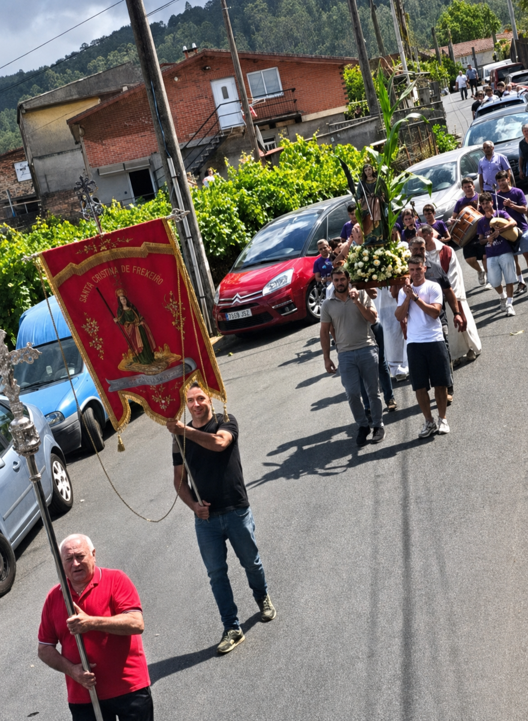 A procesión de Santa Cristina percorre as rúas de Bugarín durante as festas patronais da parroquia.