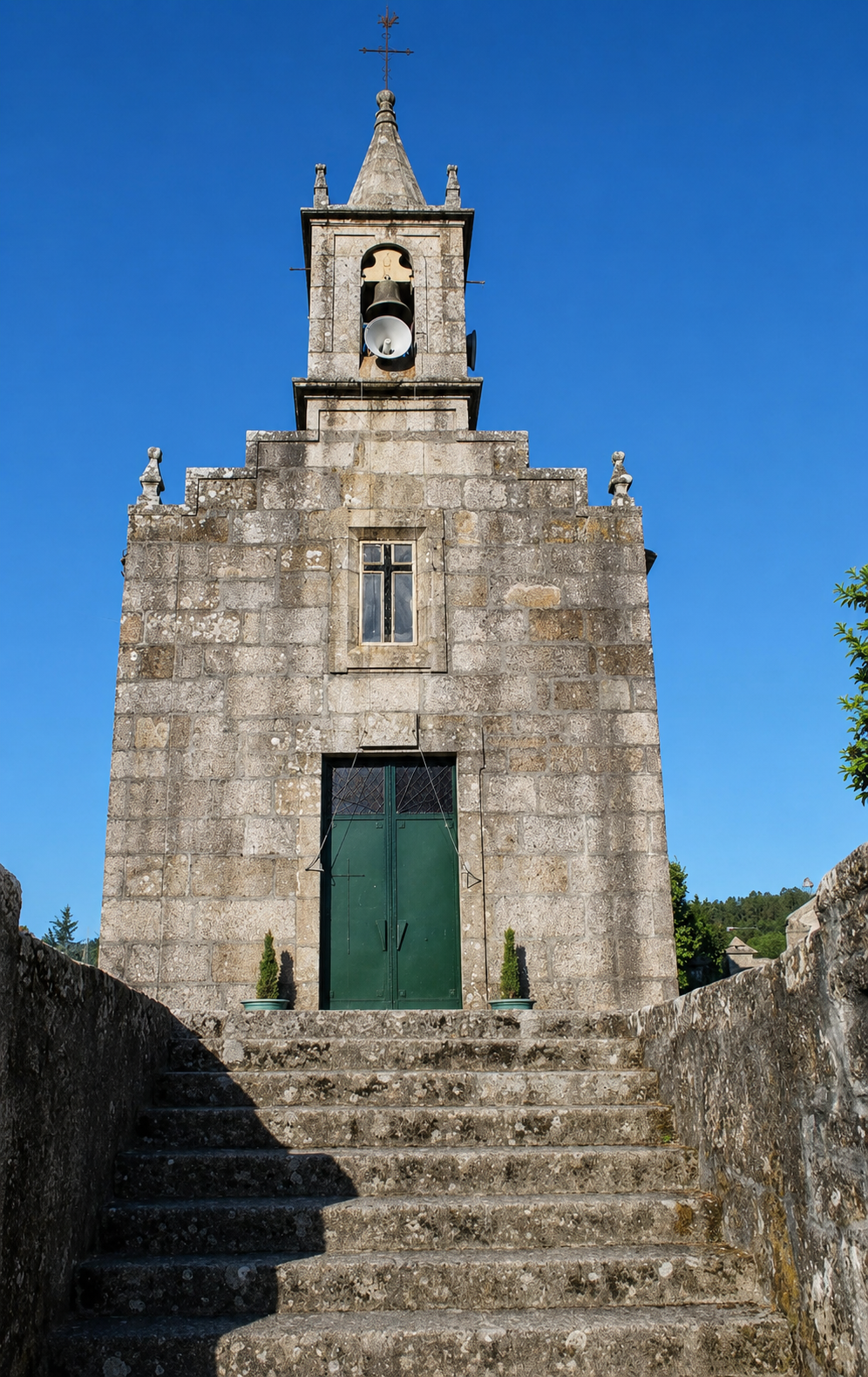 Fachada da igrexa parroquial, exemplo da arquitectura relixiosa tradicional en pedra.