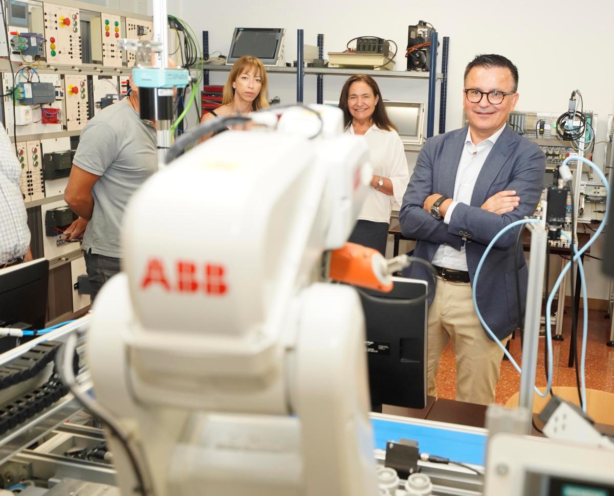 José González, junto a Zeltia Lado y Ana Ortiz, durante la visita a uno de los talleres de tecnología industrial del CIFP de Coia.