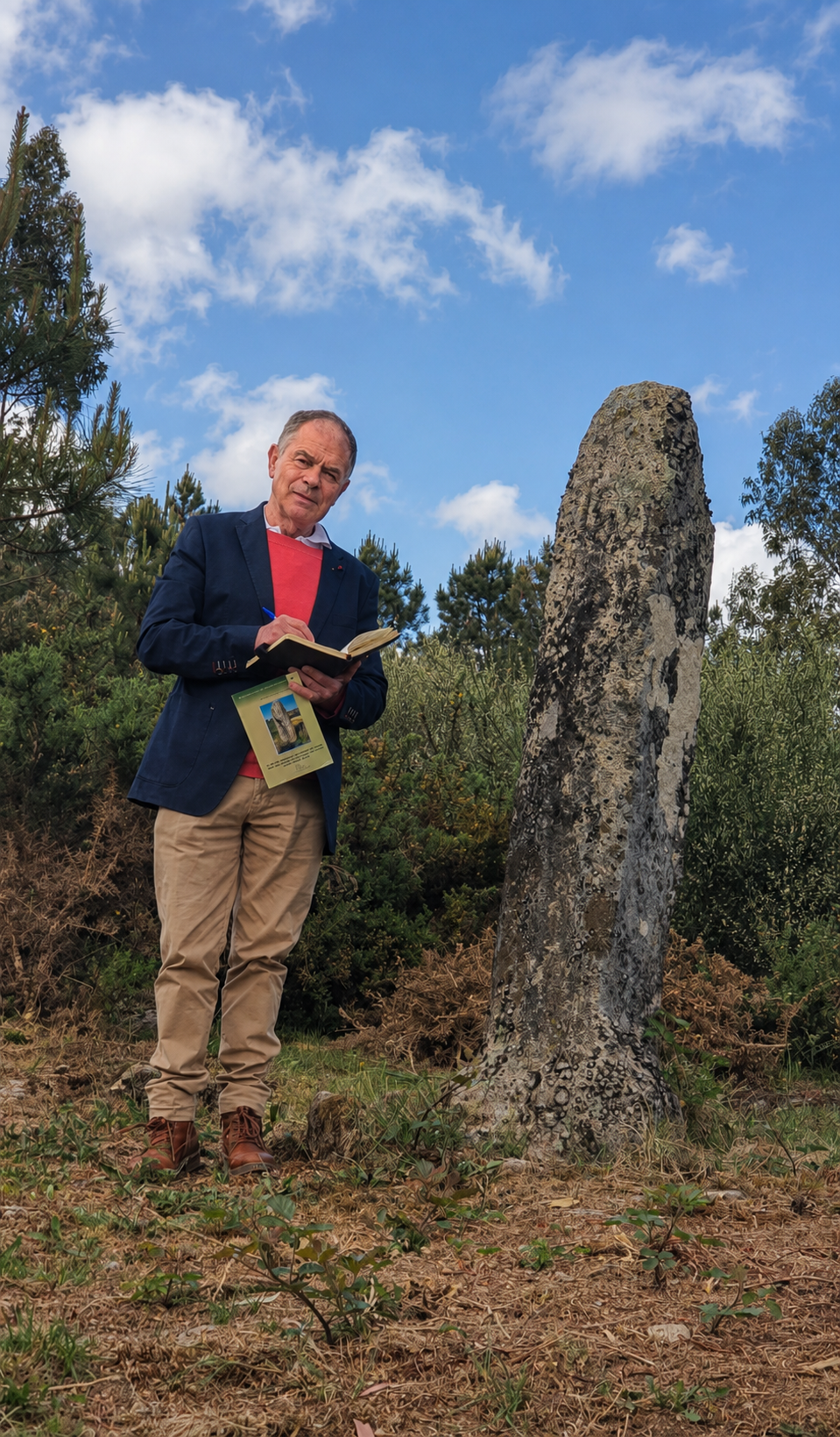El investigador Maximino Fernández Sendín toma notas junto a una de las formaciones pétreas del Coto de Aldir, en Covelo, cuyos posibles usos prehistóricos son objeto de estudio.