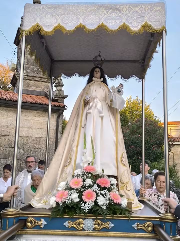 A imaxe da Virxe do Libramento durante a romaría da Lamosa, unha das celebracións relixiosas que percorren o calendario festivo de setembro en Covelo.