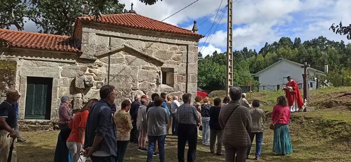 A veciñanza reúnese diante da capela durante as festas da Virxe da Escravitude de Lourido, na parroquia de Casteláns.