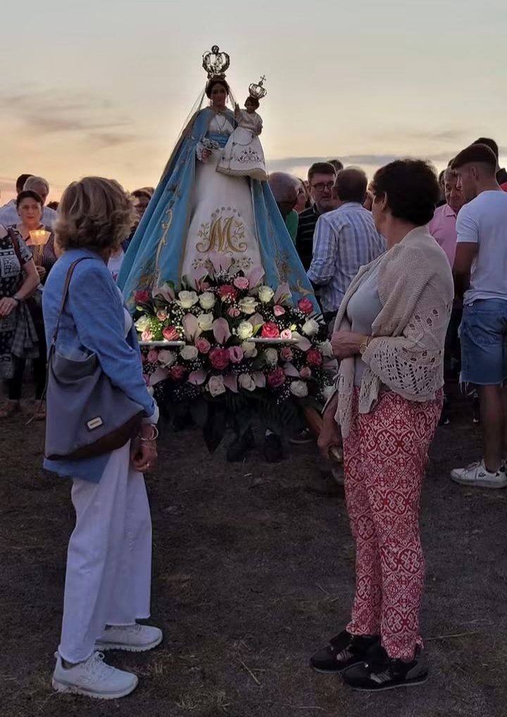 A imaxe da Virxe da Guía, preparada para o comezo da tradicional Procesión das Candeas do Piñeiro, unha das citas máis singulares do setembro festivo de Covelo.