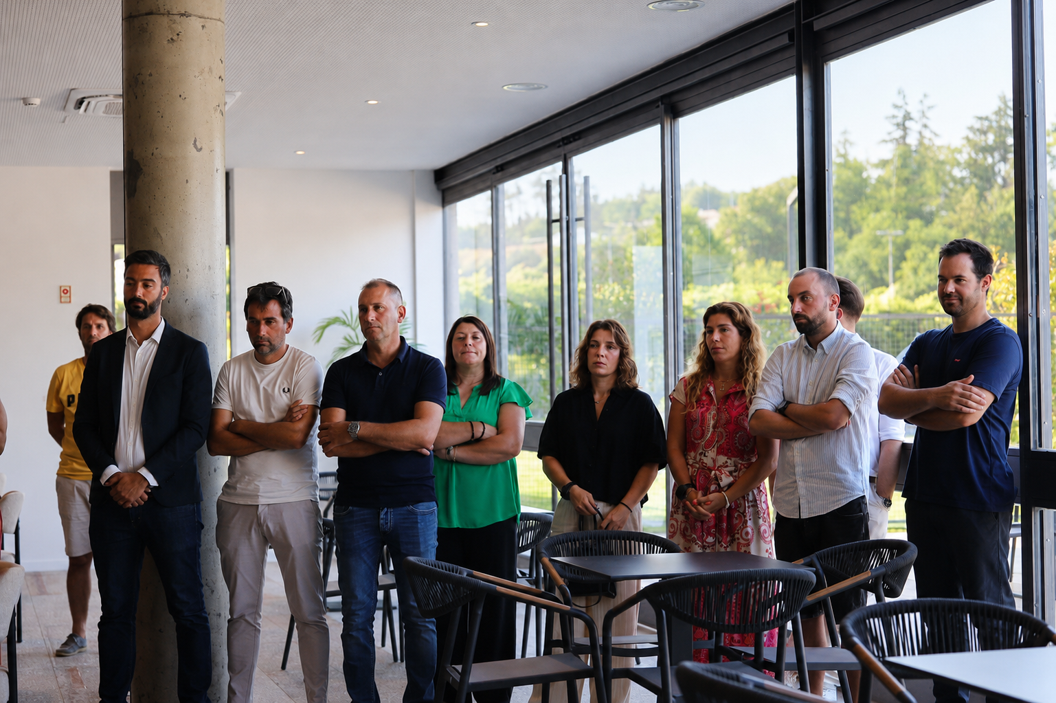 Representantes municipales y asistentes durante la inauguración de las renovadas instalaciones.