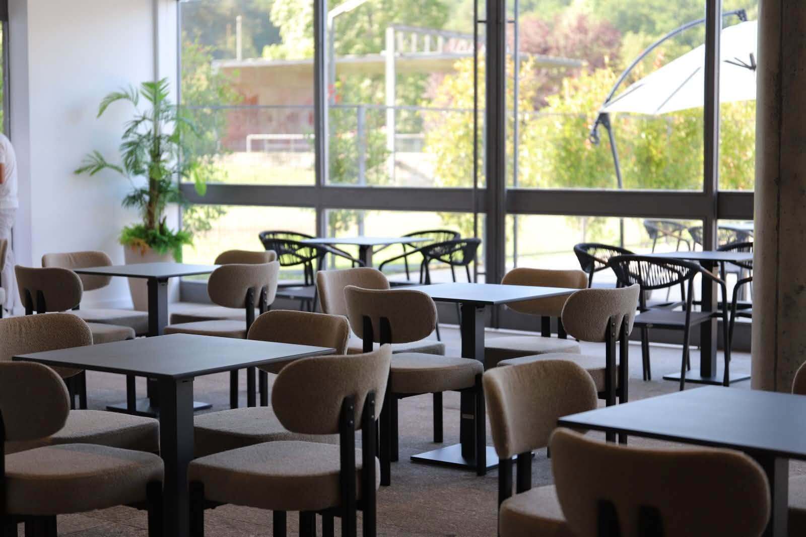 Interior renovado del bar de apoyo del Complejo de Piscinas Municipales Dr. Cabral de Oliveira.
