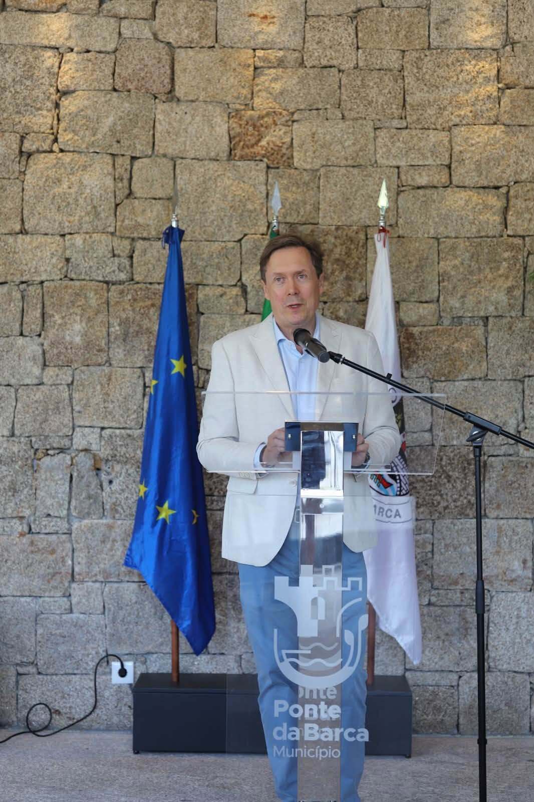 El presidente de la Cámara Municipal de Ponte da Barca, Augusto Marinho, interviene en el acto inaugural.