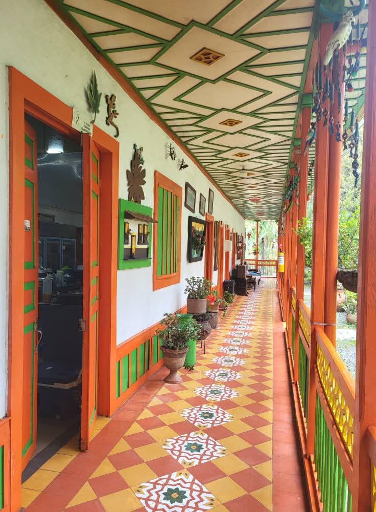 Colores, geometrías y vegetación recorren la arquitectura tradicional de la región: espacios hospitalarios que conservan la memoria campesina y expresan esa cercanía espontánea tan propia de sus gentes.