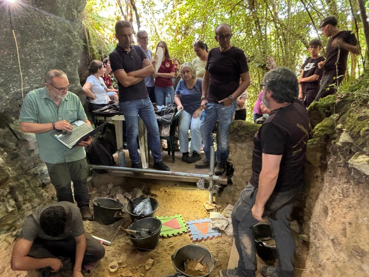 Investigadores trabajan en uno de los niveles arqueológicos de Cova Eirós durante la nueva campaña de excavaciones en el yacimiento de Triacastela.