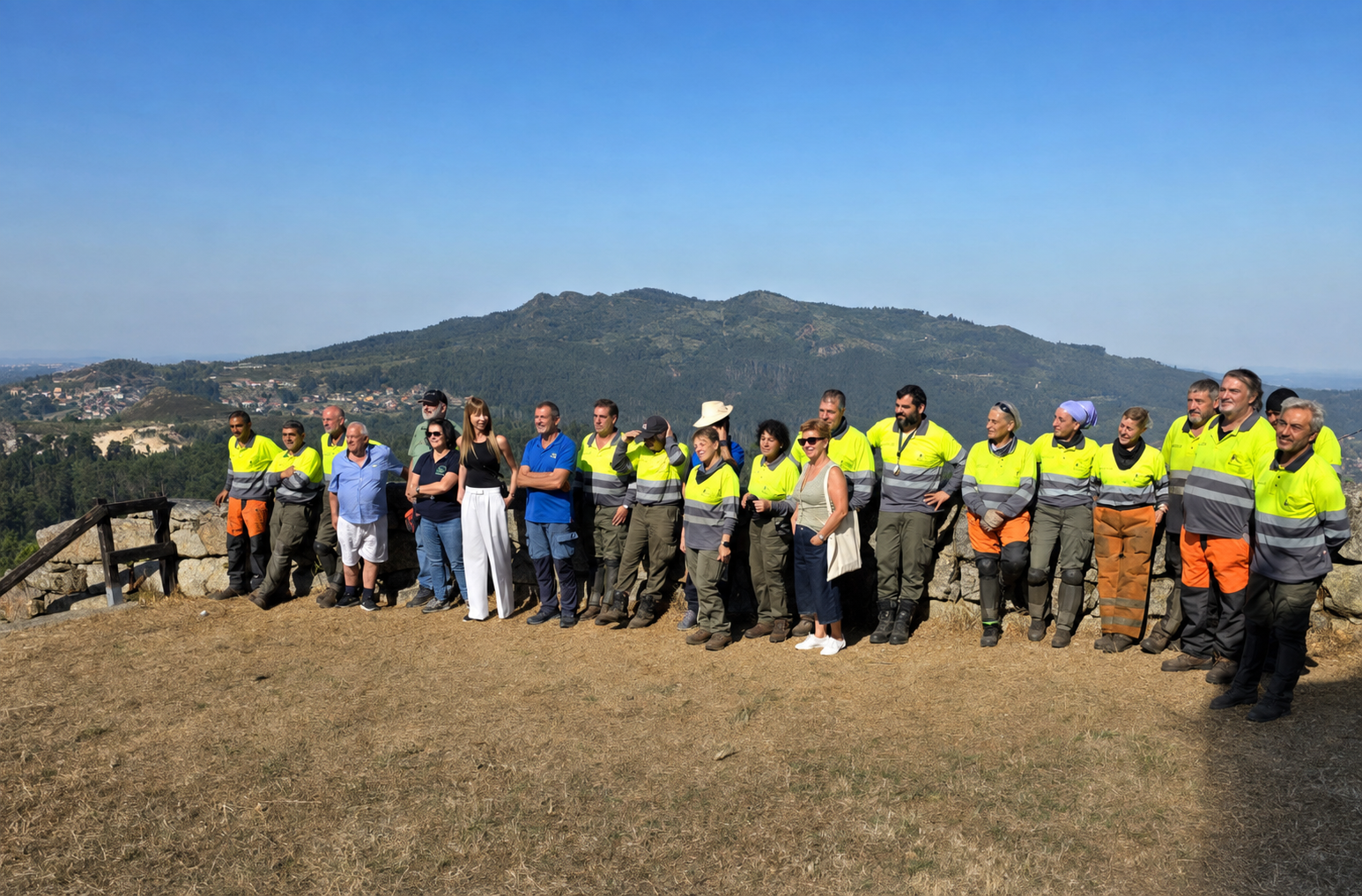 El alumnado trabajador y representantes de las entidades impulsoras posan en los montes periurbanos de Vigo, donde se realizan labores de prevención de incendios y recuperación forestal.