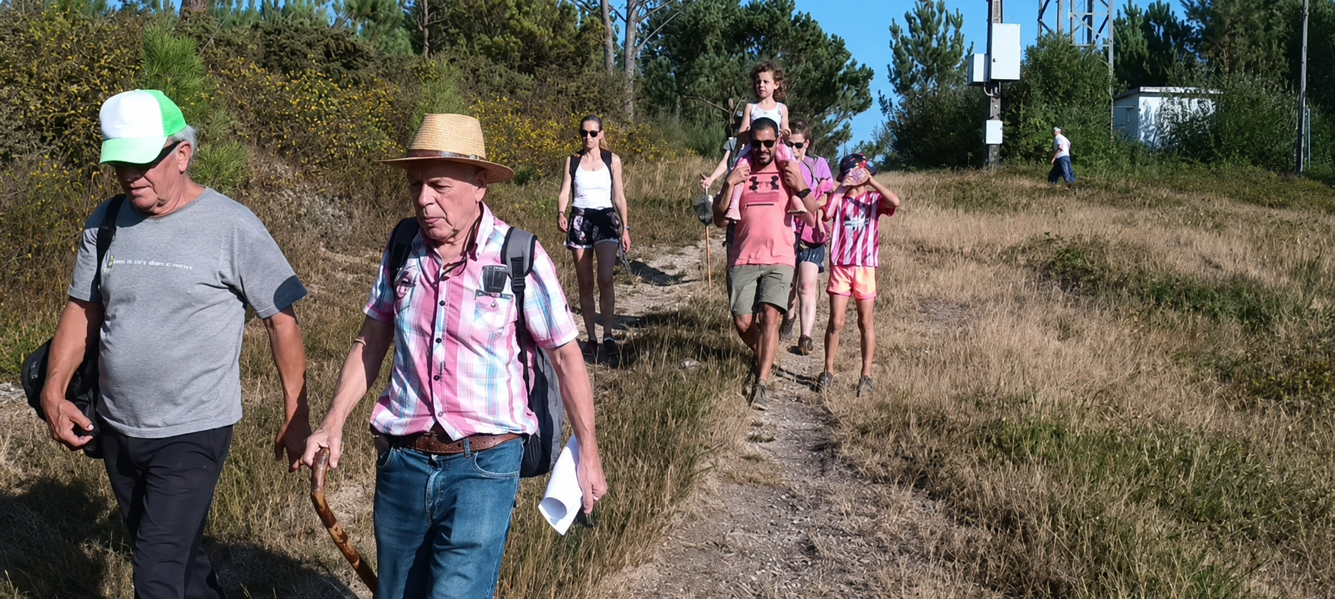 Familias, músicos y Fernández Sendín durante la subida al Coto de Aldiri para contemplar el eclipse desde esta montaña cargada de simbolismo histórico y espiritual.