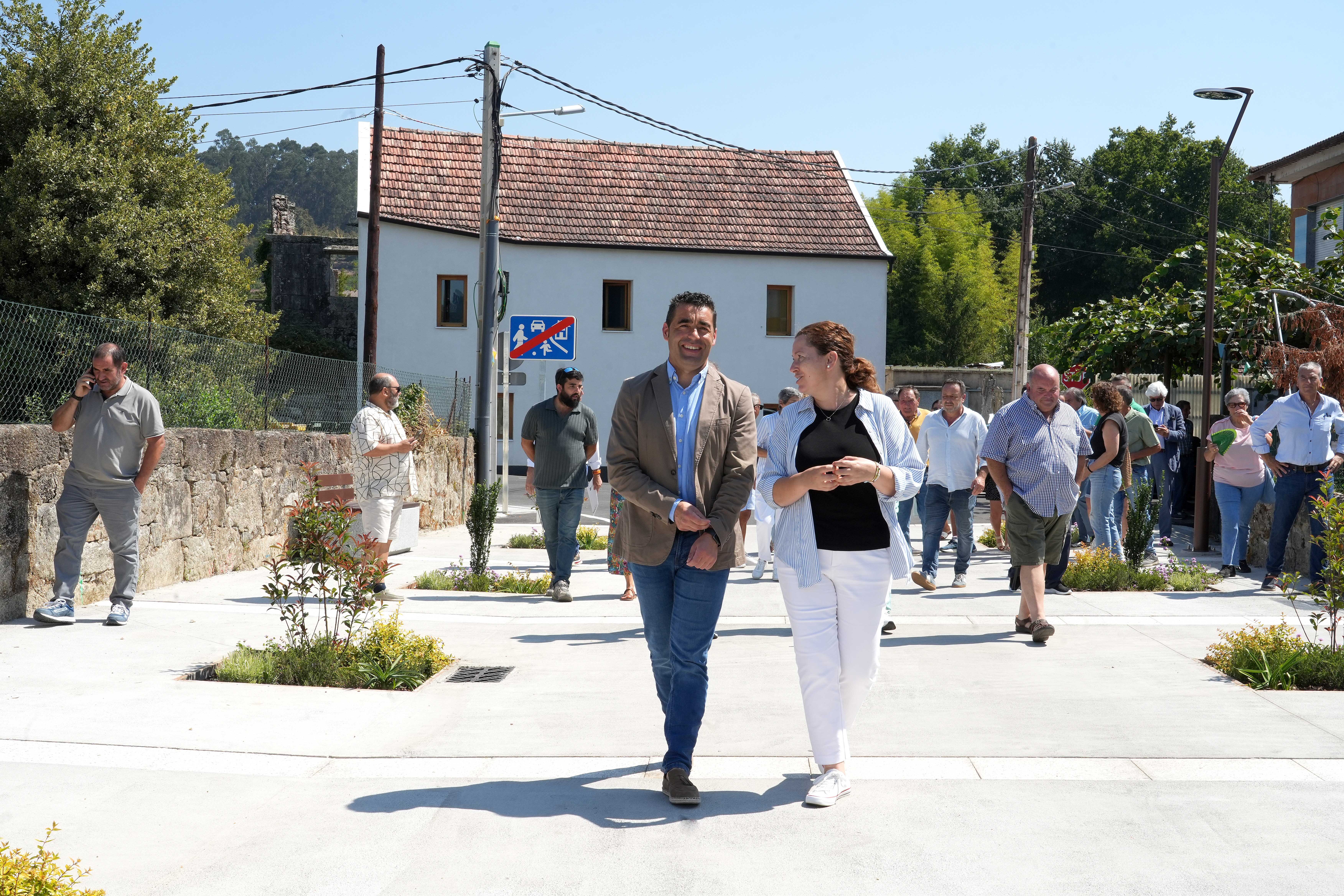 El presidente de la Diputación y la alcaldesa recorren el núcleo de Cabreira tras las obras que ampliaron el espacio peatonal y mejoraron la accesibilidad.